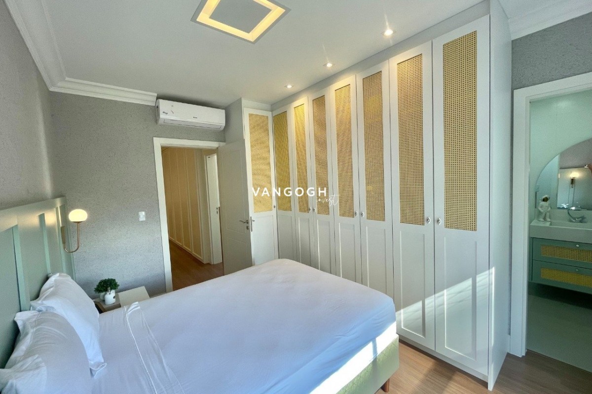 Apartamento 4 dormitórios Marie Antoinette, Meia Praia - ITAPEMA
