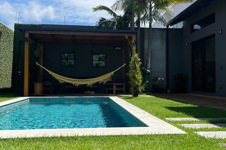 Casa 3 dormitórios Casa Praia dos Amores, Praia dos Amores - Balneário Camboriú