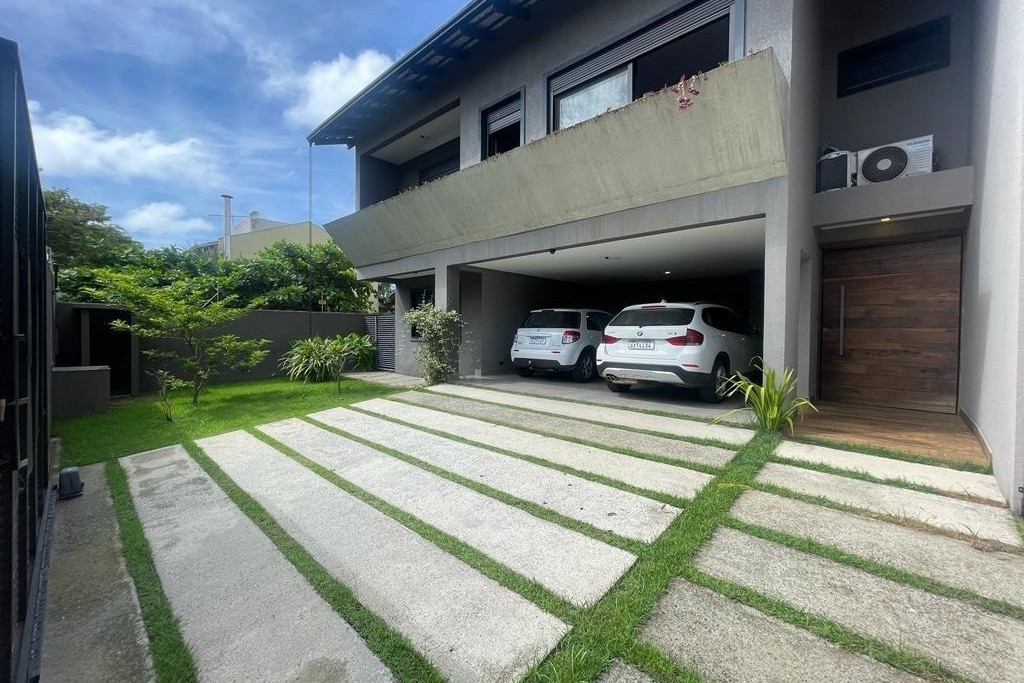 Casa 3 dormitórios Casa Praia dos Amores, Praia dos Amores - Balneário Camboriú