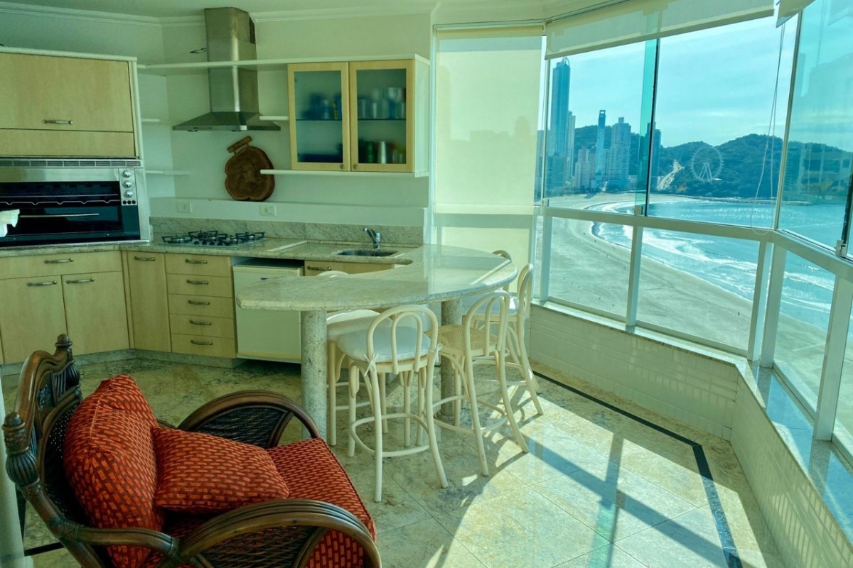 Apartamento 3 dormitórios Royal Palace, Frente Mar - Balneário Camboriú
