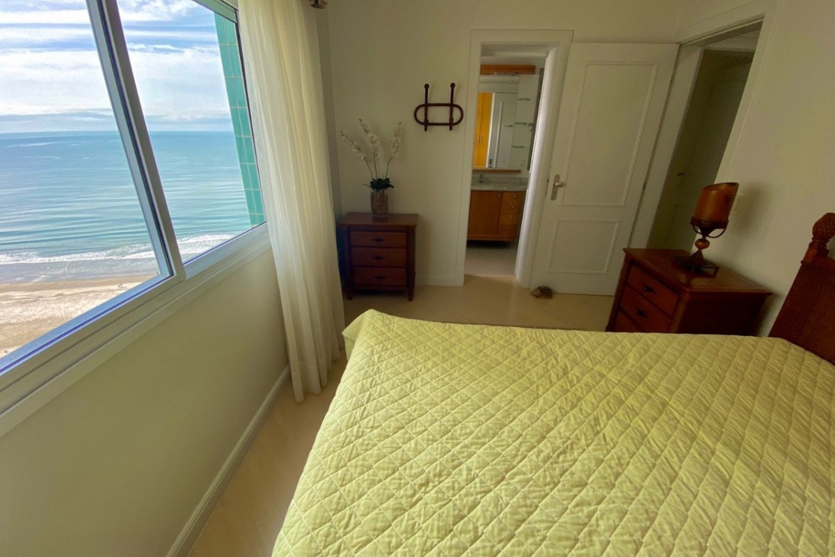 Apartamento 3 dormitórios Royal Palace, Frente Mar - Balneário Camboriú
