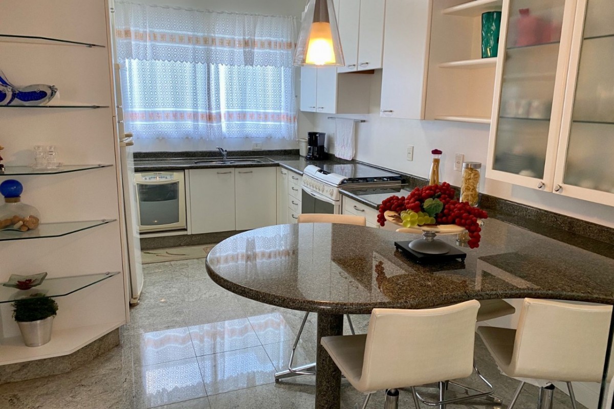 Apartamento 3 dormitórios Royal Palace, Frente Mar - Balneário Camboriú