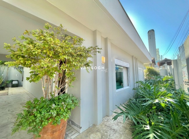 Casa 4 dormitórios Casa Terrea, Centro - Balneário Camboriú