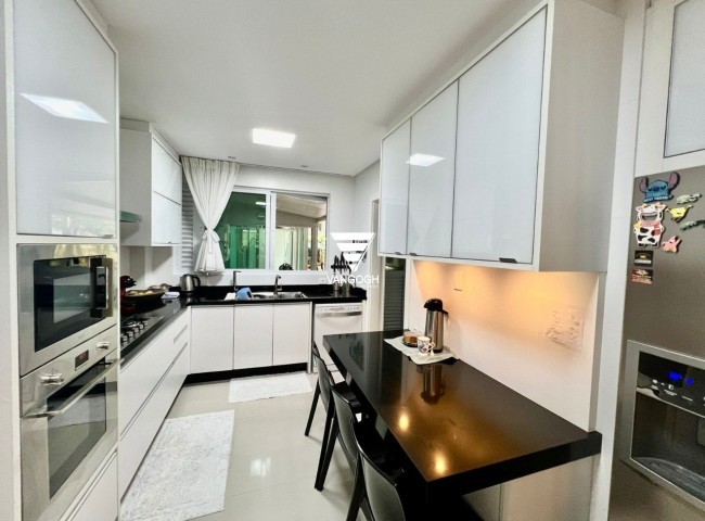 Apartamento 4 dormitórios Four Seasons Residence, Quadra Mar - Balneário Camboriú