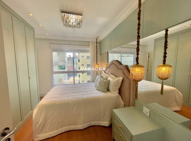 Apartamento 4 dormitórios Marie Antoinette, Meia Praia - ITAPEMA