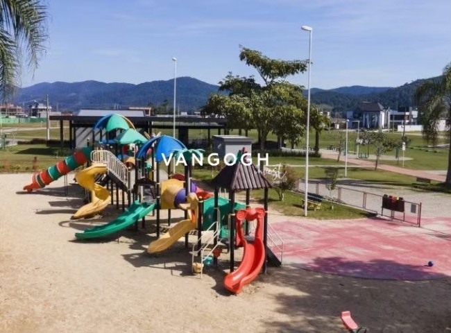 Casa 4 dormitórios Caledônia Private Village, Santa Regina - Camboriú