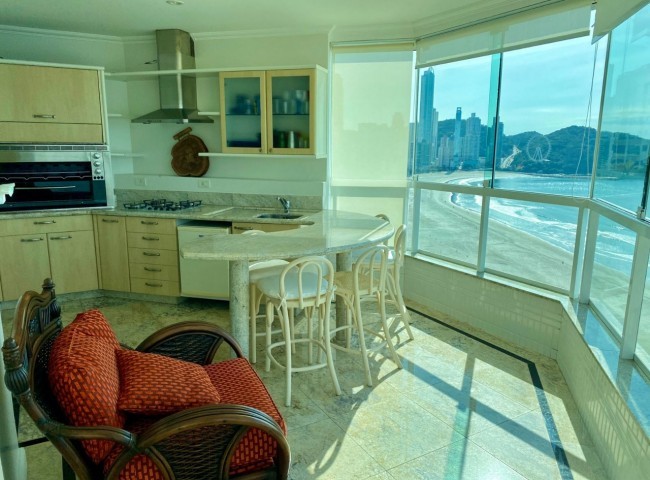 Apartamento 3 dormitórios Royal Palace, Frente Mar - Balneário Camboriú