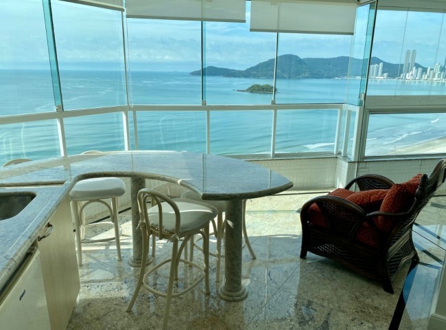 Apartamento 3 dormitórios Royal Palace, Frente Mar - Balneário Camboriú