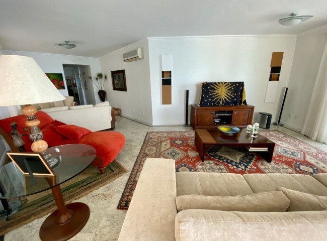 Apartamento 3 dormitórios Royal Palace, Frente Mar - Balneário Camboriú