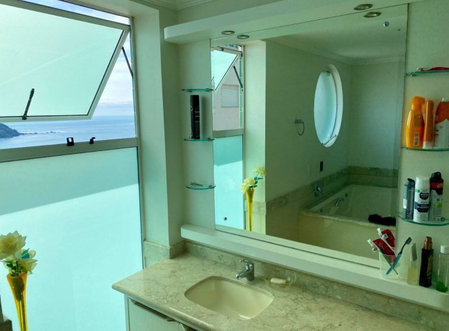 Apartamento 3 dormitórios Royal Palace, Frente Mar - Balneário Camboriú