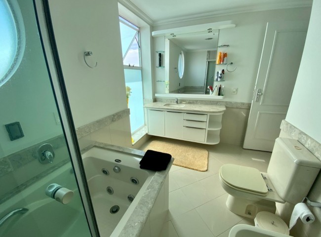 Apartamento 3 dormitórios Royal Palace, Frente Mar - Balneário Camboriú